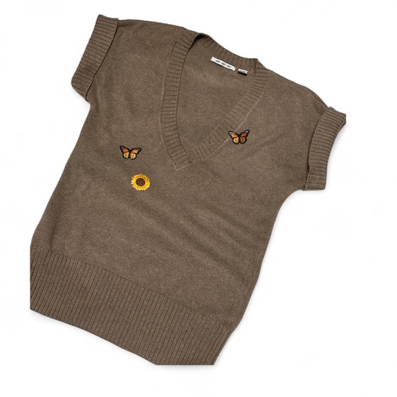 Eight Eight Eight unique medium Sweater Vest with, butterflies, and a sunflower - Picture 1 of 9